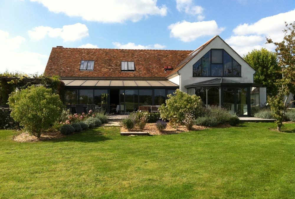 Une large terrasse de restaurant