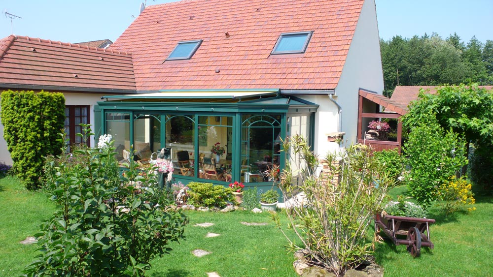 Une véranda au milieu d’un jardin de rocaille