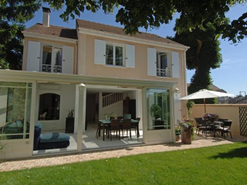 Une véranda qui couvre une large terrasse