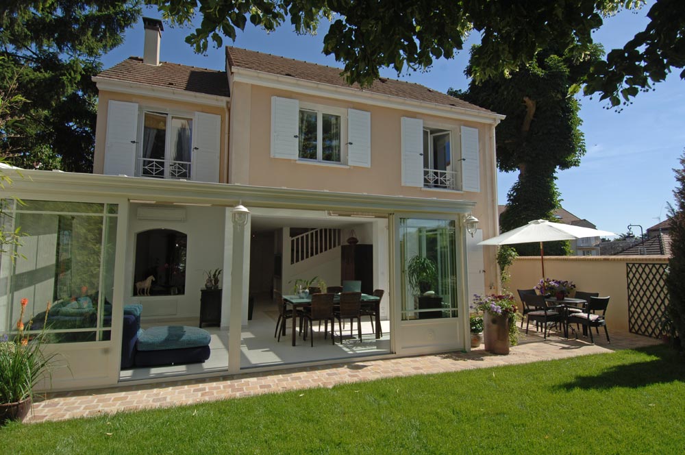 Une véranda qui couvre une large terrasse